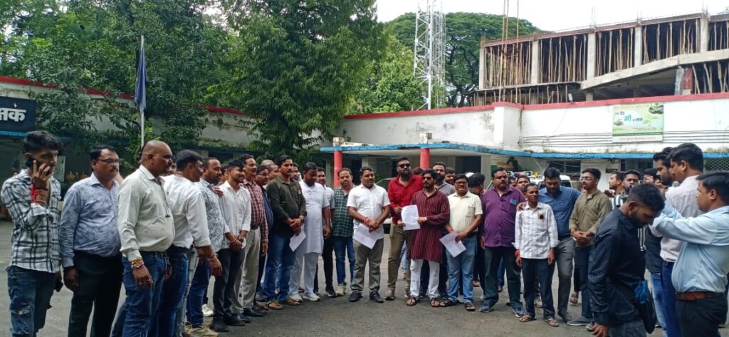 हत्या के आरोपियों पर कड़ी कार्यवाही की मांग को लेकर यादव समाज ने किया एसपी कार्यालय का घेराव