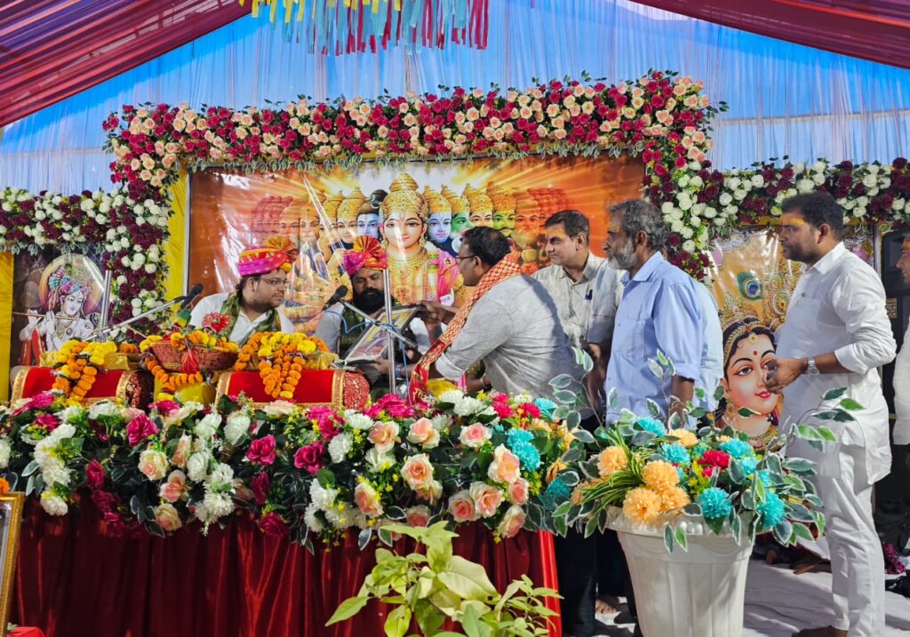 शहीद एवं स्वर्गीय पुलिस कर्मियों की स्मृति में आयोजित श्रीमद्भागवत ज्ञान सप्ताह यज्ञ में श्री हरिहर क्षेत्र सेवा समिति मदकू के पदाधिकारियों ने कथा श्रवण किया