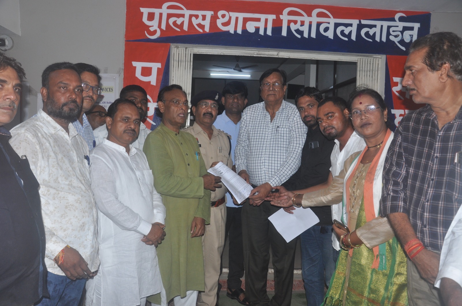 👉 प्रदेश कांग्रेस कमेटी के निर्देश पर जिला कांग्रेस कमेटी शहर और ग्रामीण इकाई ने आज सिविल लाइन थाने में शिकायत दर्ज कराई।