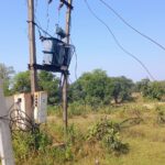 ⚡️ विद्युत विभाग की घोर लापरवाही: मौत का ‘ट्रांसफार्मर पोल’ और ‘लटकते तार’, ग्रामीणों की जान पर संकट