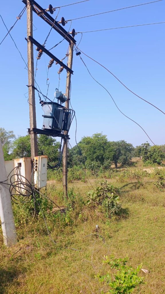 ⚡️ विद्युत विभाग की घोर लापरवाही: मौत का ‘ट्रांसफार्मर पोल’ और ‘लटकते तार’, ग्रामीणों की जान पर संकट
