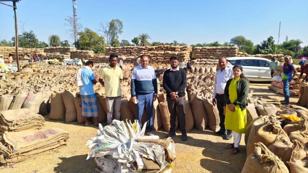 अवैध धान विक्रय पर प्रशासन सख्त, 60 क्विंटल धान जब्त