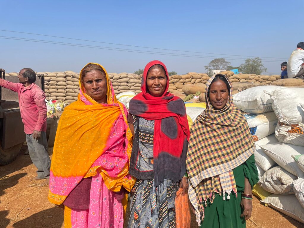 धान खरीदी केंद्रों पर महिला किसानों की बढ़ती भागीदारी