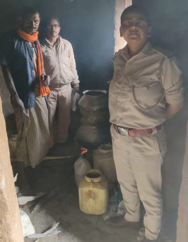 अवैध महुआ शराब पर आबकारी विभाग की बड़ी कार्रवाई