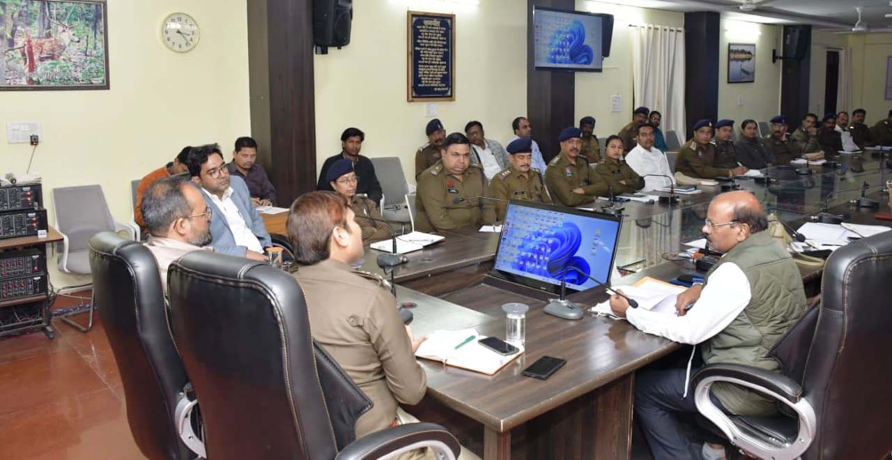 कलेक्टर एवं पुलिस अधीक्षक ने कानून व्यवस्था को लेकर ली संयुक्त बैठक