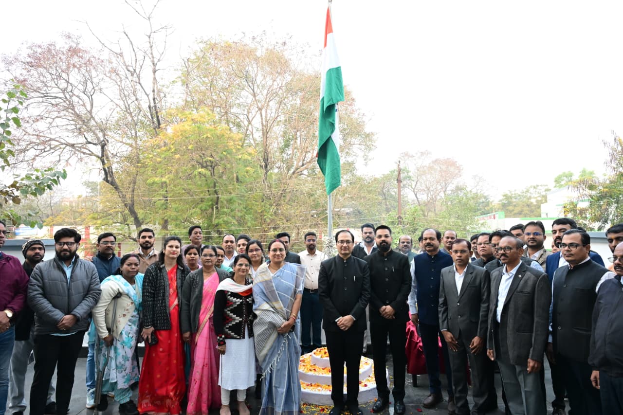 कलेक्टर ने कम्पोजिट बिल्डिंग एवं कलेक्टोरेट में फहराया तिरंगा