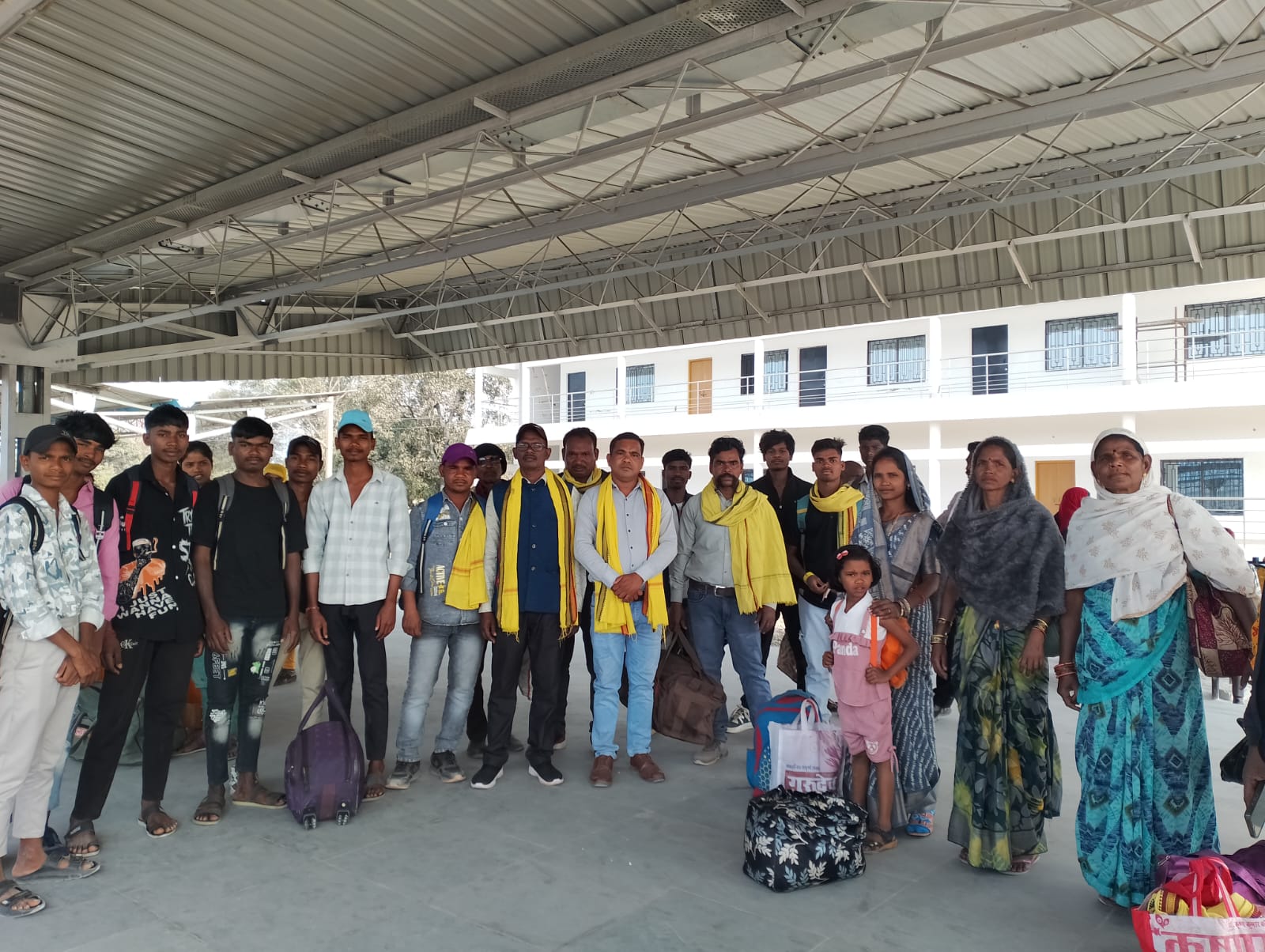 आदिवासी आस्था का सतरंगी संदेश: कछारगढ़ मेला धाम के लिए 500 श्रद्धालु सतरंगी ध्वज के साथ रवाना