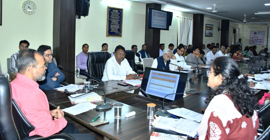 कलेक्टर कुंदन कुमार ने समय-सीमा बैठक में योजनाओं की समीक्षा की, पेयजल समस्या और पीएम सूर्यघर योजना पर दिए सख्त निर्देश