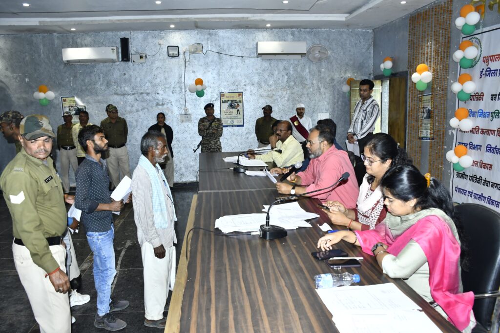 जनदर्शन में कलेक्टर ने सुनी आमजनों की समस्याएं, 150 से अधिक आवेदन प्राप्त