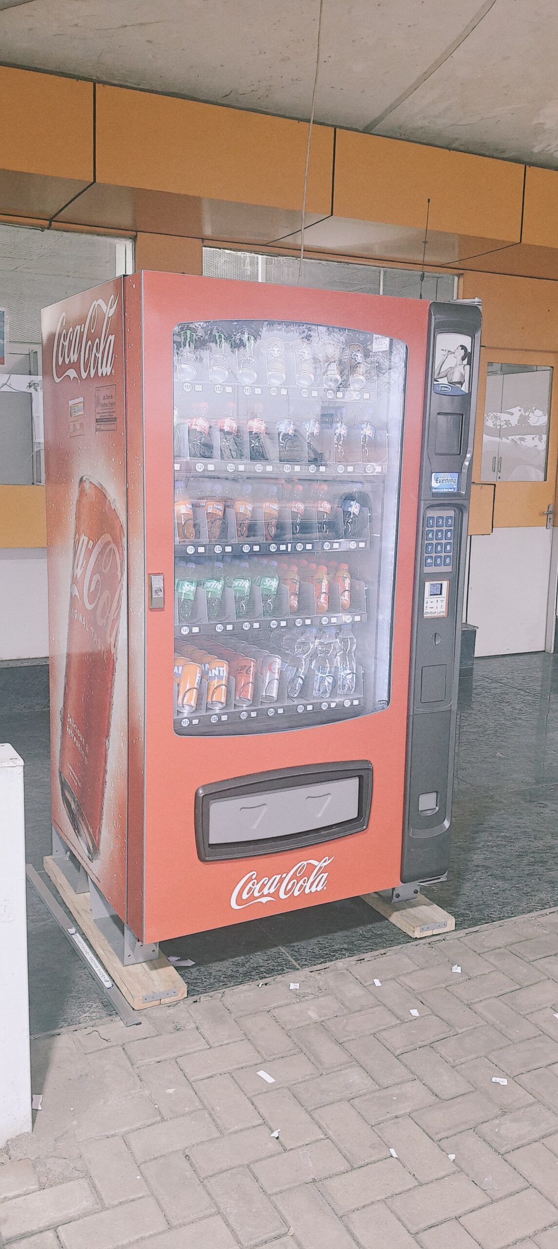 बिलासा देवी केवट एयरपोर्ट में लगी ऑटोमैटिक वेंडिंग मशीन, यात्रियों को मिलेगी एमआरपी दर पर पेय पदार्थों की सुविधा