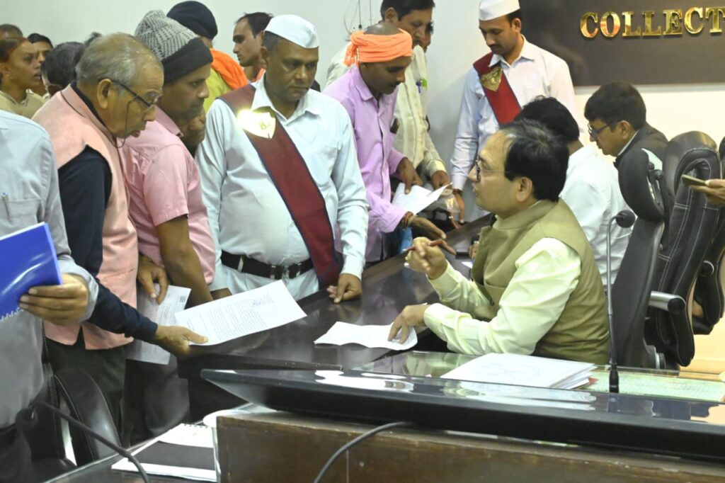 जनदर्शन में कलेक्टर ने सुनी लोगों की समस्याएं, अधिकारियों को दिए त्वरित कार्रवाई के निर्देश