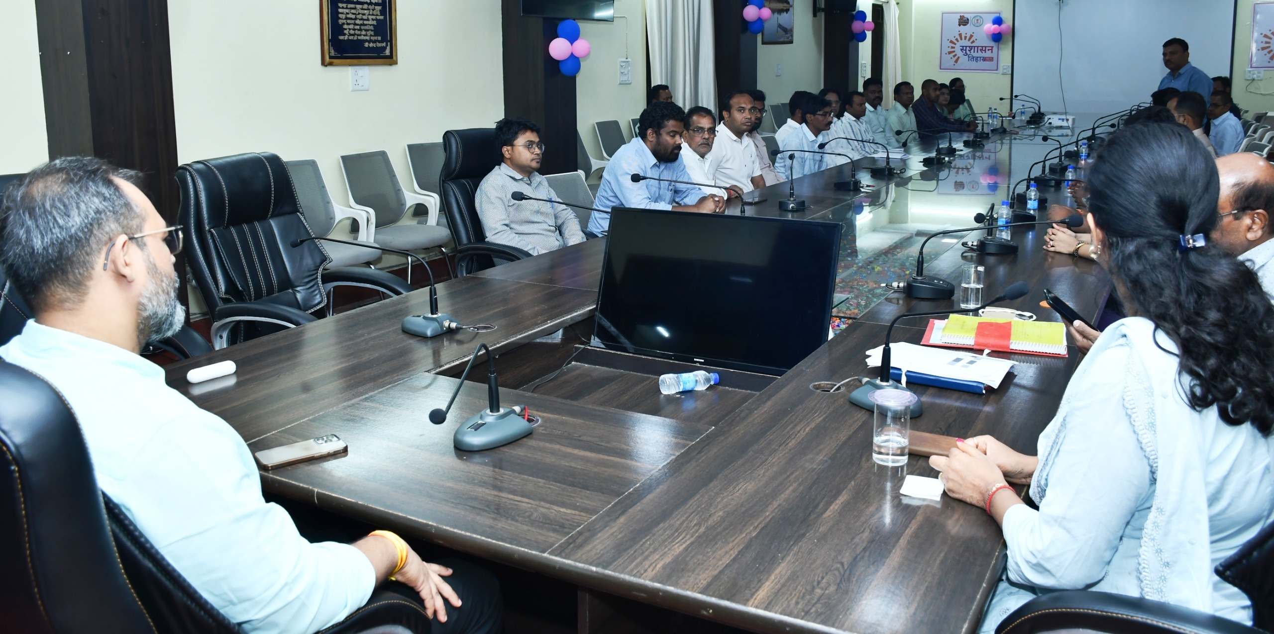 कलेक्टर ने ली राजस्व अधिकारियों की बैठक