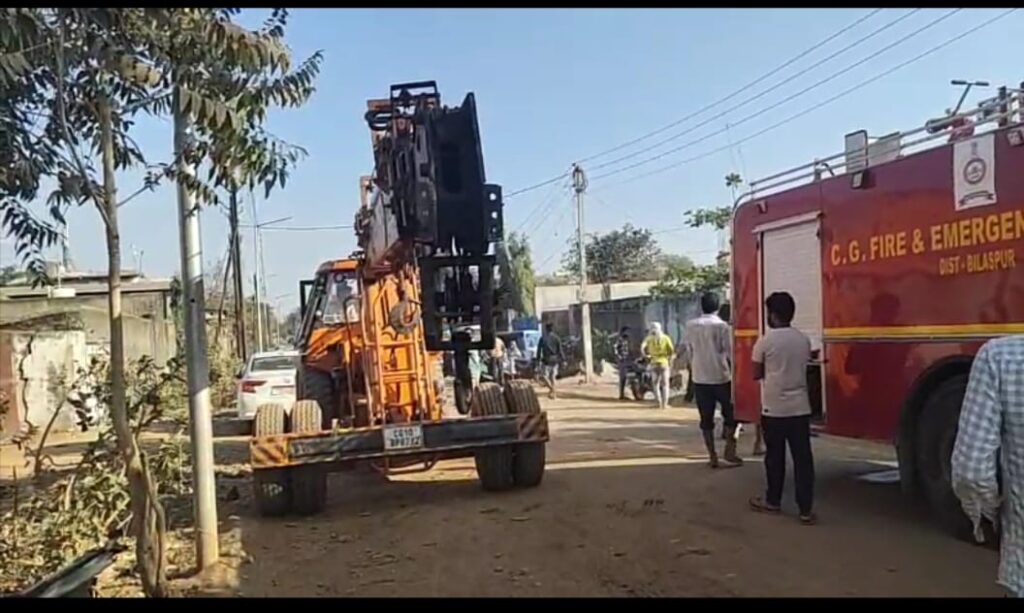 💥आग तिफरा इंडस्ट्री एरिया में भीषण आग, अनाव इंडस्ट्री में मची अफरा-तफरी — दो महिलाओं के झुलसने की सूचना