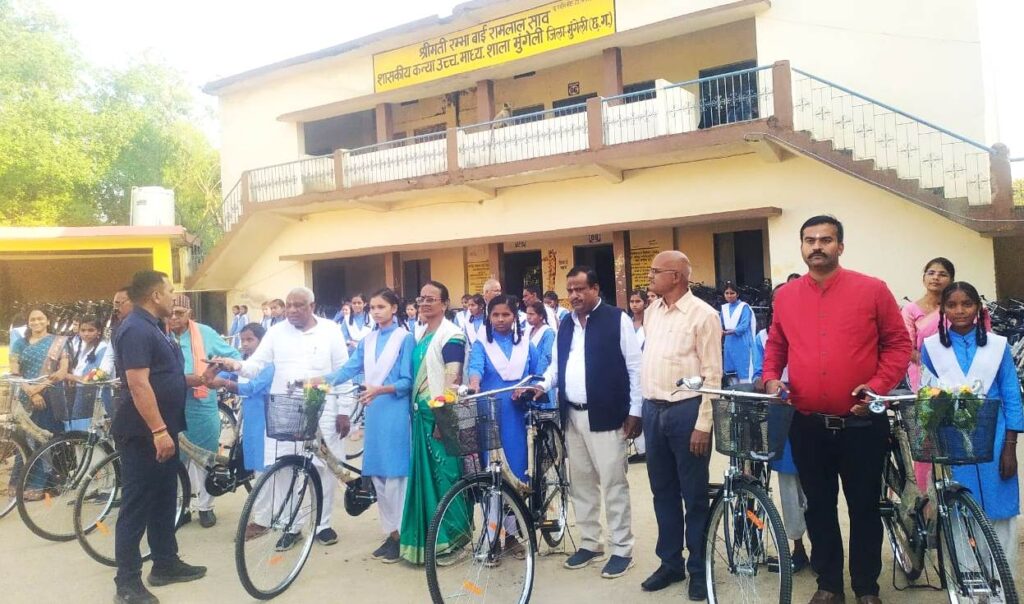 सरस्वती सायकल योजना: छात्राओं को स्कूल आने-जाने में मिल रही सहूलियत