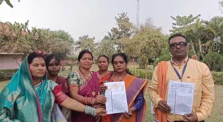 मुंगेली में गोचर भूमि से अतिक्रमण हटाने की मांग तेज, सड़क पर भटक रहे गौवंश को लेकर कलेक्टर को सौंपा ज्ञापन