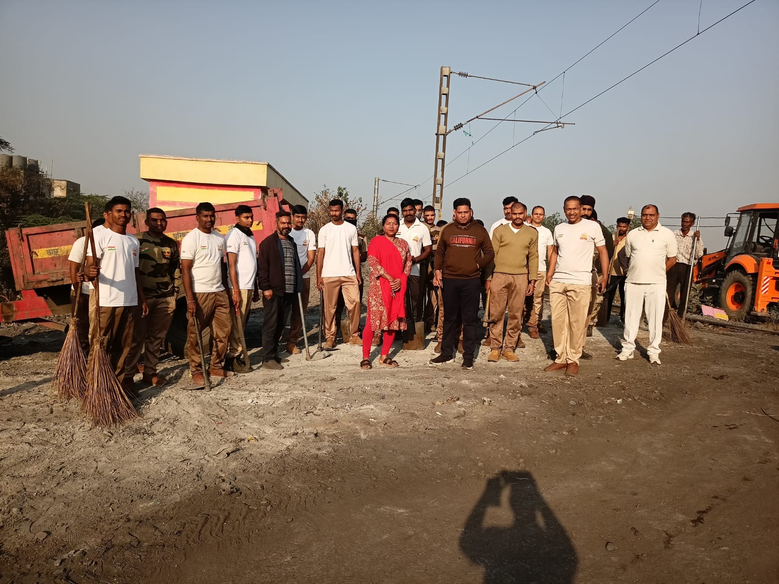 हेडिंग:केंद्रीय औद्योगिक सुरक्षा बल का कृष्णा नगर में वृहद स्वच्छता अभियान, पार्षद शांति मदन देवी राजपूत का सहयोग