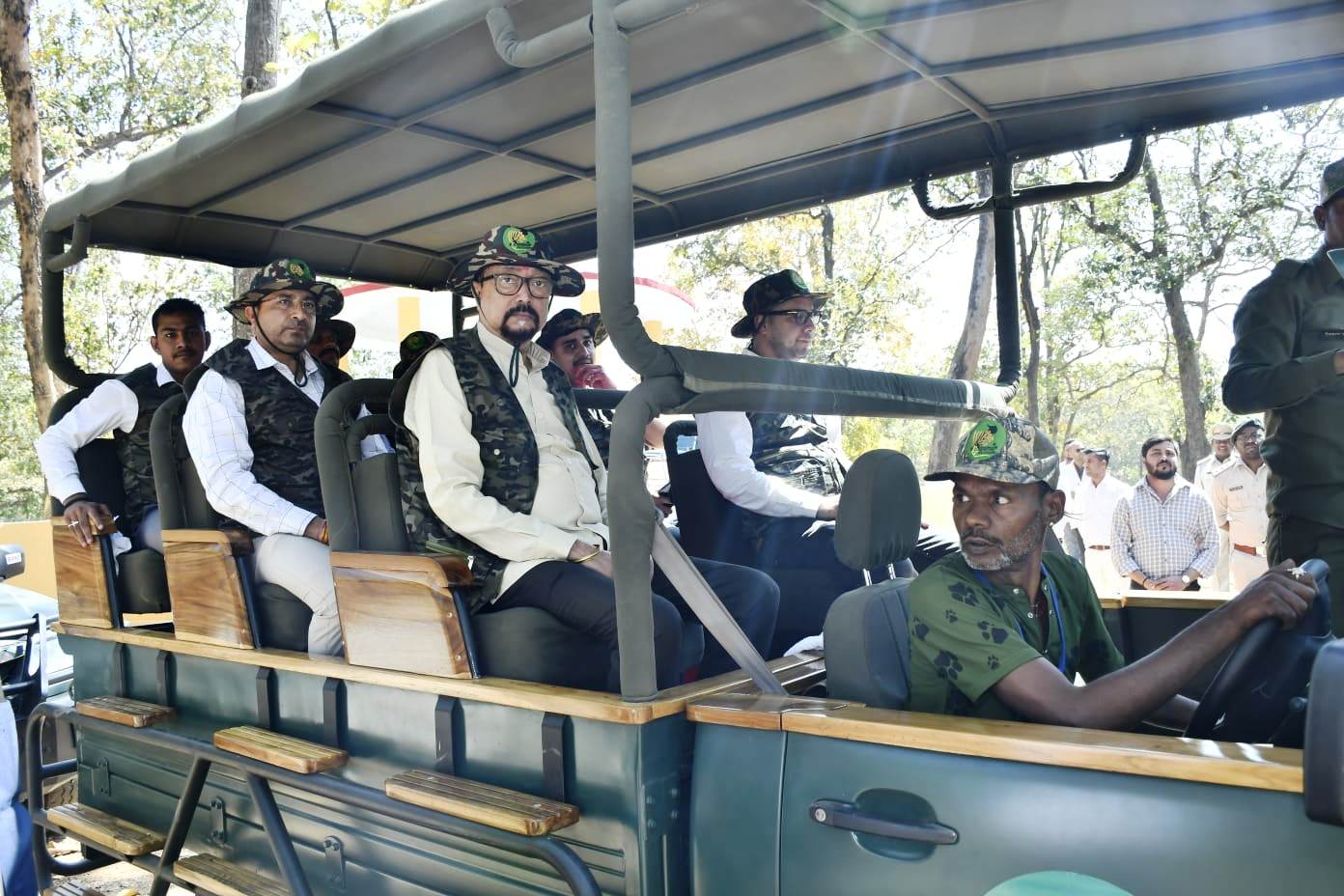 हेडिंग:Ramen Deka ने किया Achanakmar Tiger Reserve का दौरा, जंगल सफारी कर वन्यजीव संरक्षण का दिया संदेश