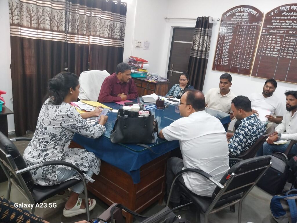 पीएम सूर्य घर मुफ्त बिजली योजना को लेकर विद्युत विभाग की बैठक, ग्रामीण क्षेत्रों में आ रही समस्याओं पर हुई चर्चा