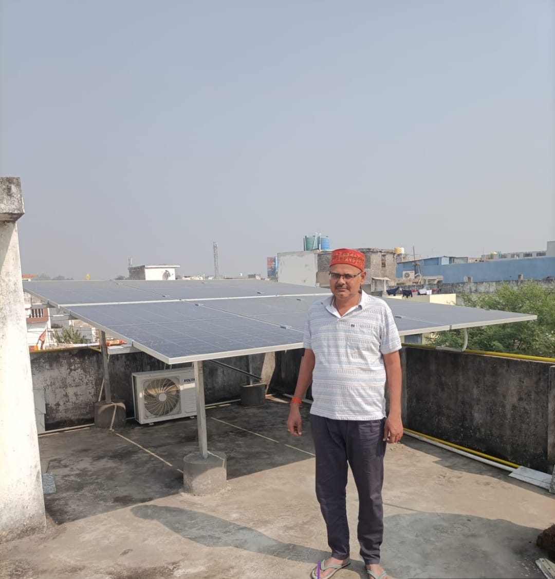 सूर्यघर योजना से बदली जिंदगी: मुंगेली के जितेन्द्र शर्मा का बिजली बिल आया माइनस 429