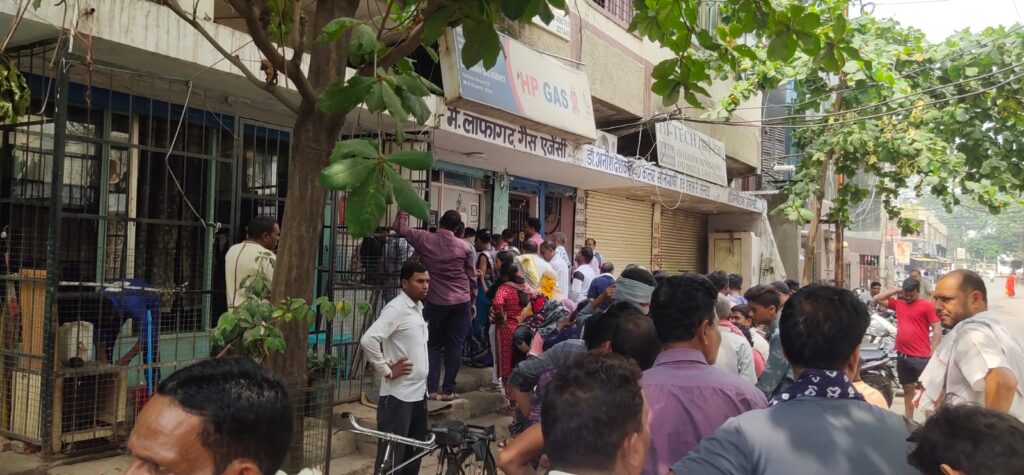 लाफ़ागढ़ गैस एजेंसी पर उपभोक्ताओं को परेशान करने का आरोप, सिलेंडर के लिए रोज लगवाए जा रहे चक्कर