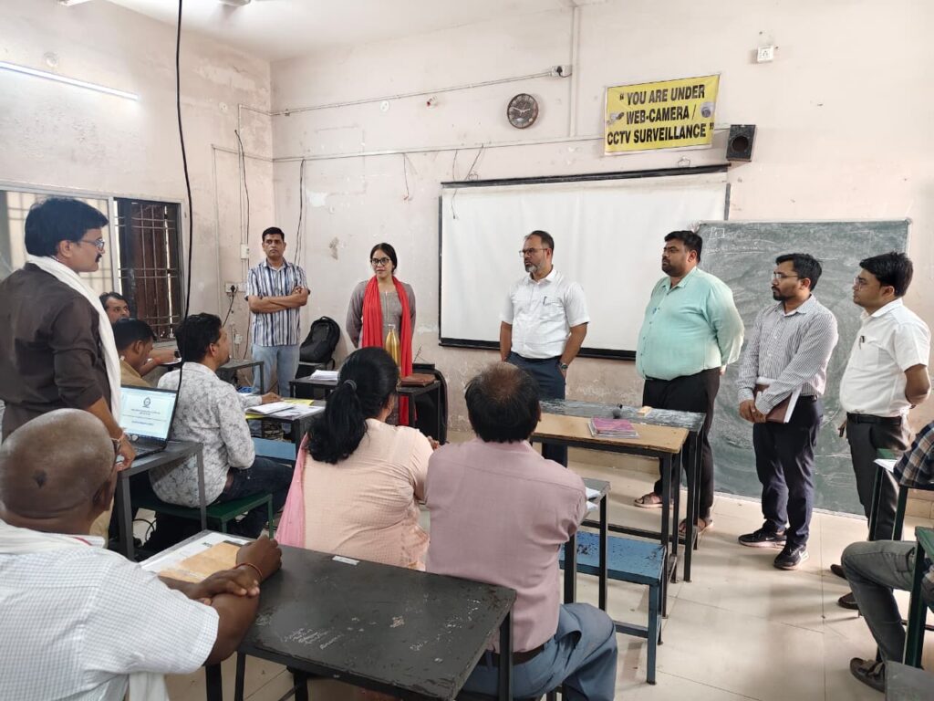 कलेक्टर ने जनगणना प्रशिक्षण का किया निरीक्षण, 01 मई से शुरू होगा घर-घर सर्वे