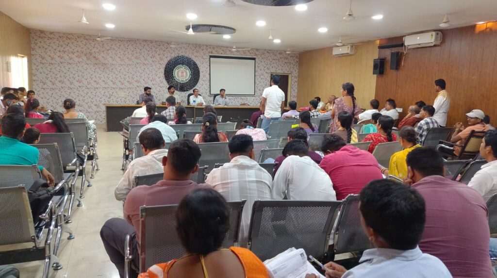 प्रधानमंत्री आवास योजना की समीक्षा बैठक, लापरवाही पर सख्त कार्रवाई