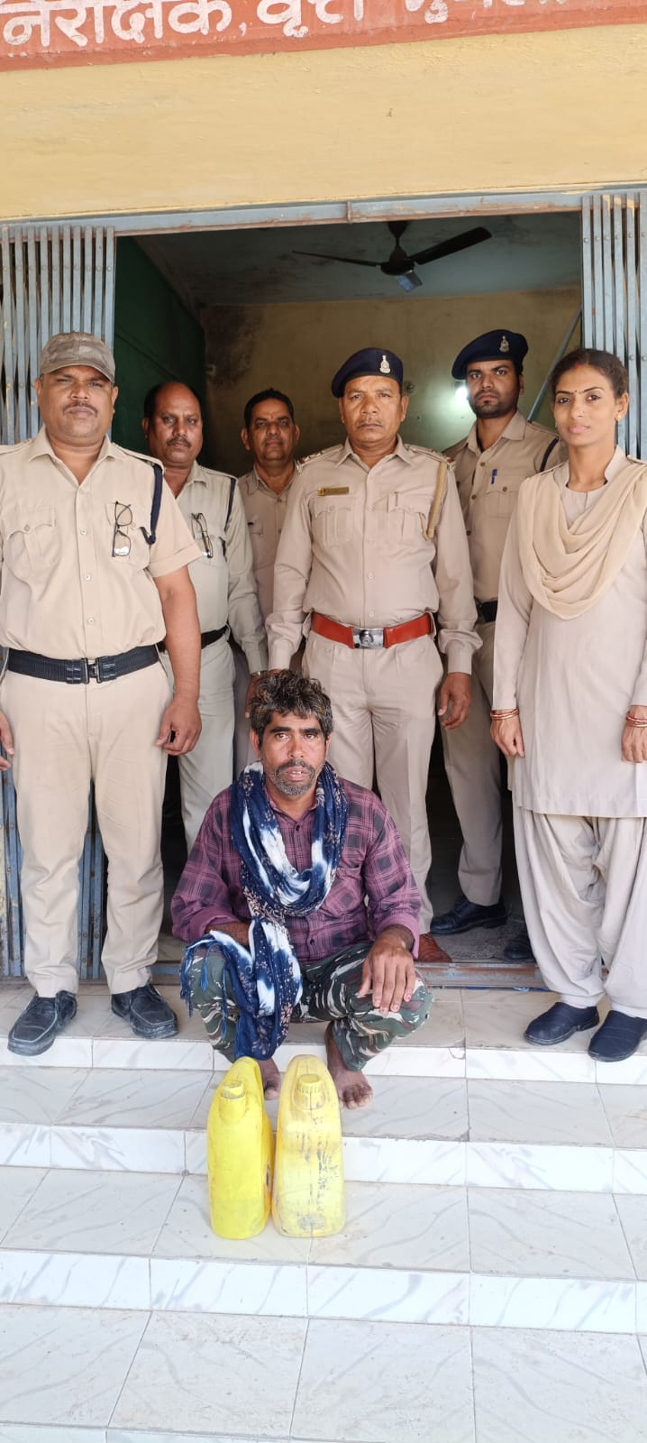 ग्राम जरहागांव में 10 लीटर महुआ कच्ची शराब जब्त, आरोपी गिरफ्तार