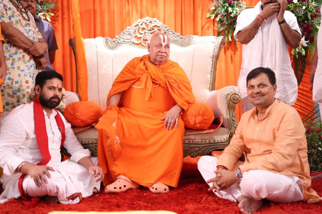 स्वामी श्रीरामभद्राचार्य के आगमन से भक्तिमय हुआ रामा वर्ल्ड, चरण-पादुका पूजन में उमड़ी आस्था