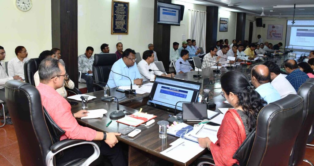 सीएम हेल्पलाइन मामलों में लापरवाही पर सख्त कलेक्टर, दो अधिकारियों को नोटिस