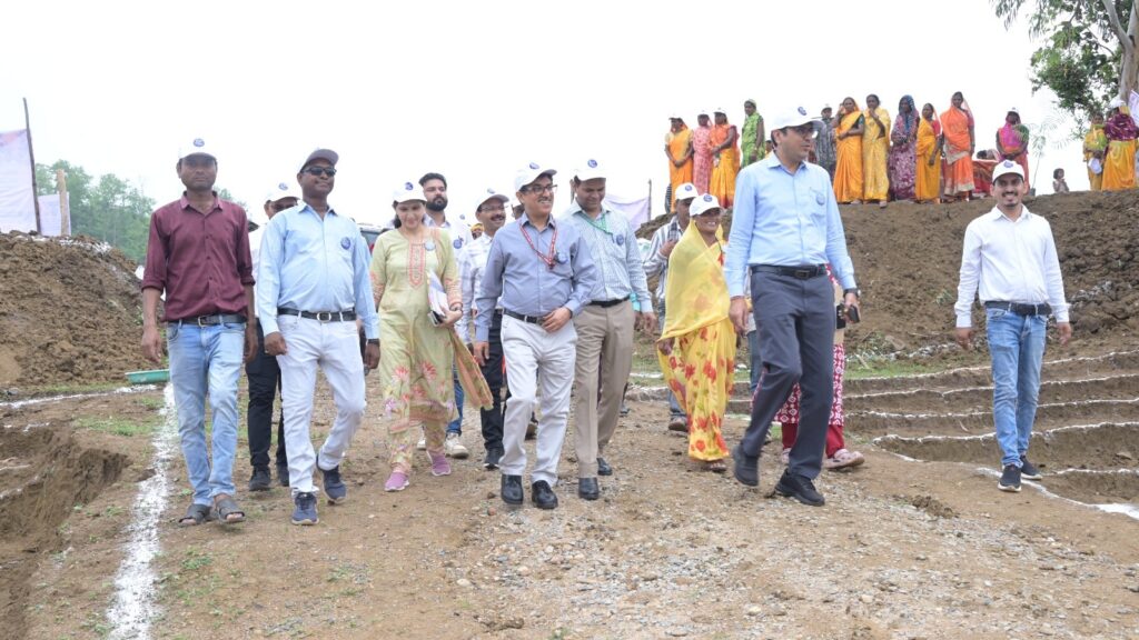 केंद्रीय टीम ने बिलासपुर में विकास कार्यों का किया निरीक्षण, QR कोड स्कैन कर परखी जमीनी हकीकत