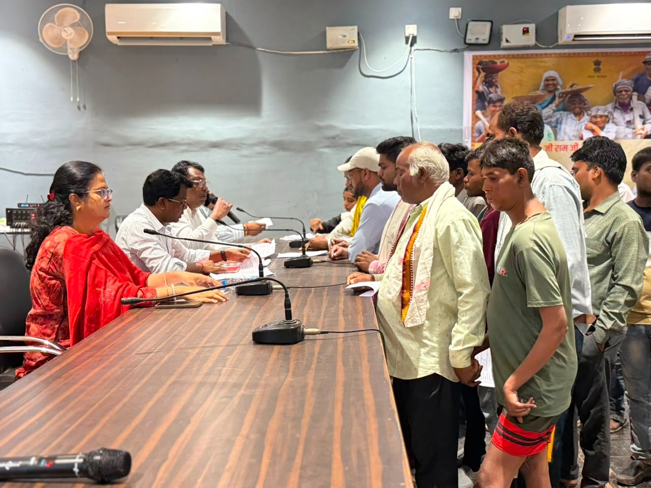 जनदर्शन में गूंजीं आमजन की समस्याएं, एडीएम-सीईओ ने अधिकारियों को दिए त्वरित निराकरण के निर्देश