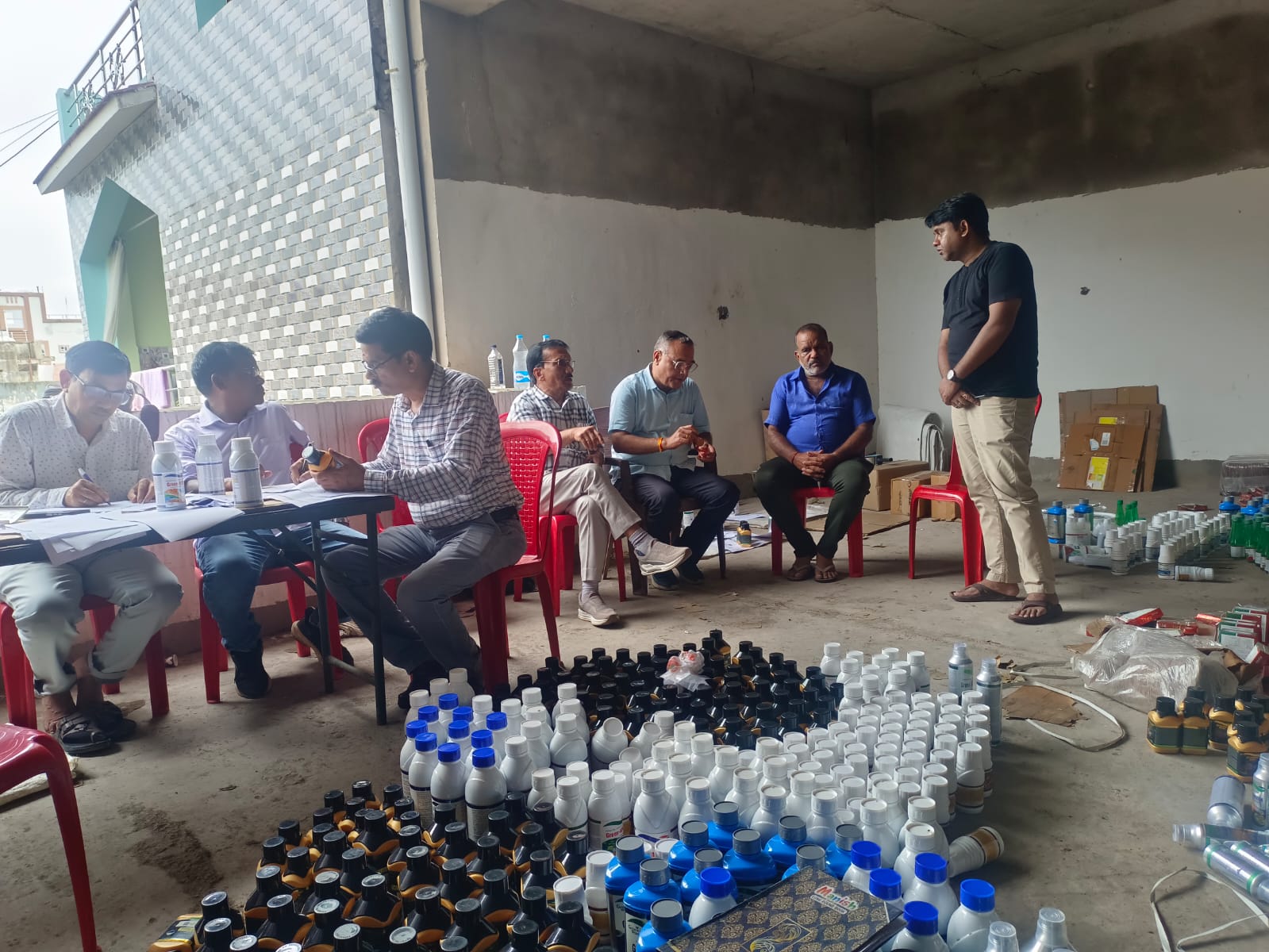 होटल गोल्डन स्टे में कृषि विभाग की बड़ी कार्रवाई, 14 हजार लीटर/किलोग्राम कृषि आदान जब्त