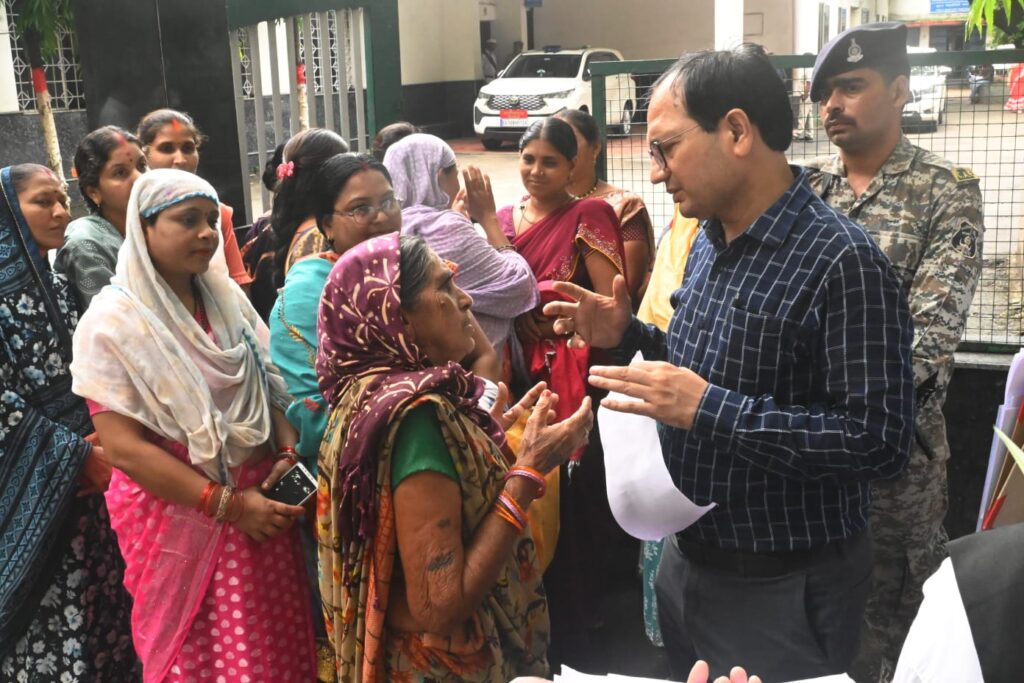 जनदर्शन में गूंजे आमजन के मुद्दे, कलेक्टर ने अधिकारियों को दिए तत्काल कार्रवाई के निर्देश