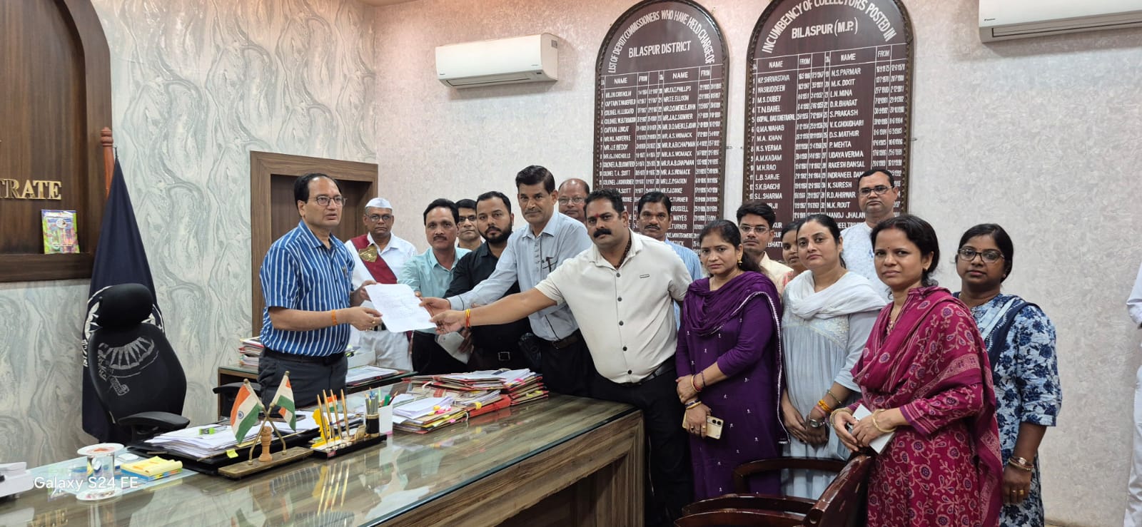 पुरानी कम्पोजिट बिल्डिंग की बदहाल स्थिति पर कर्मचारियों का विरोध, कलेक्टर को सौंपा पांच सूत्रीय ज्ञापन