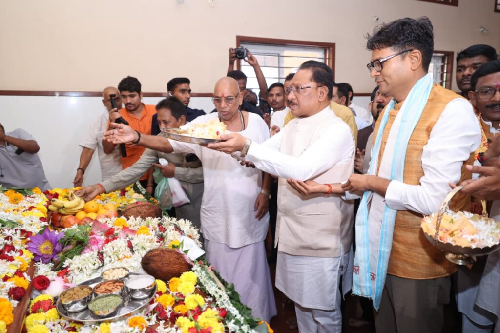गुरु पूर्णिमा पर कोसमनारा पहुंचे मुख्यमंत्री विष्णु देव साय, सत्यनारायण बाबा धाम में की पूजा-अर्चना