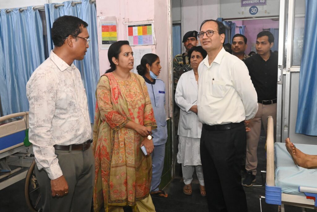 Bilaspur News: जिला अस्पताल के औचक निरीक्षण पर पहुंचे कलेक्टर संजय अग्रवाल, बोले— “सरकारी अस्पताल में संसाधनों की कमी नहीं, सेवा और संवेदनशीलता दिखे”