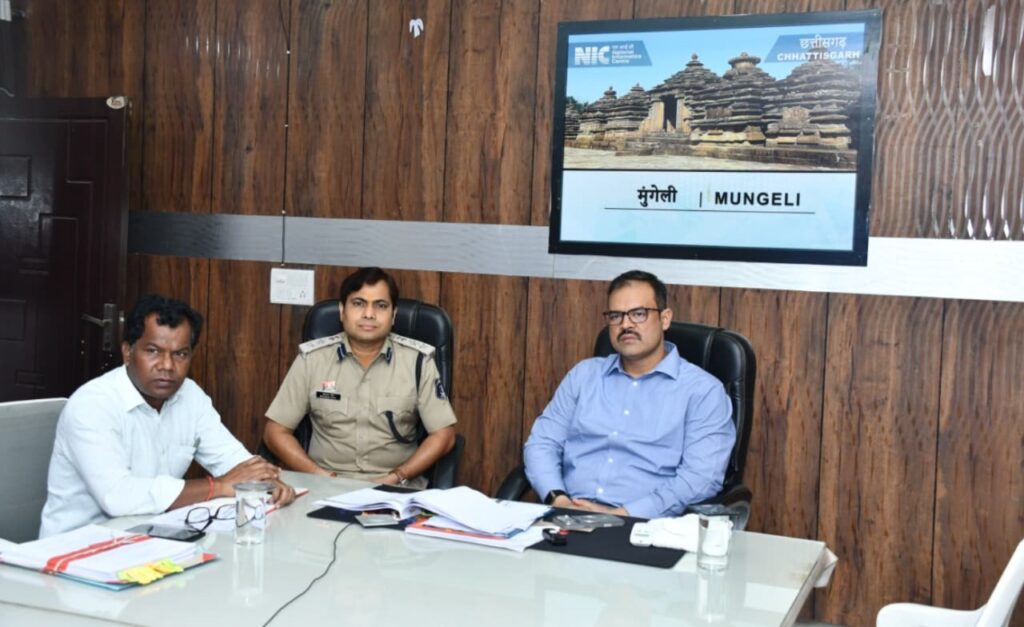 मुंगेली में पीएम सूर्यघर योजना की समीक्षा, कलेक्टर बोले— ज्यादा से ज्यादा लगें सोलर पैनल, अवैध बिजली हुकिंग पर होगी सख्त कार्रवाई
