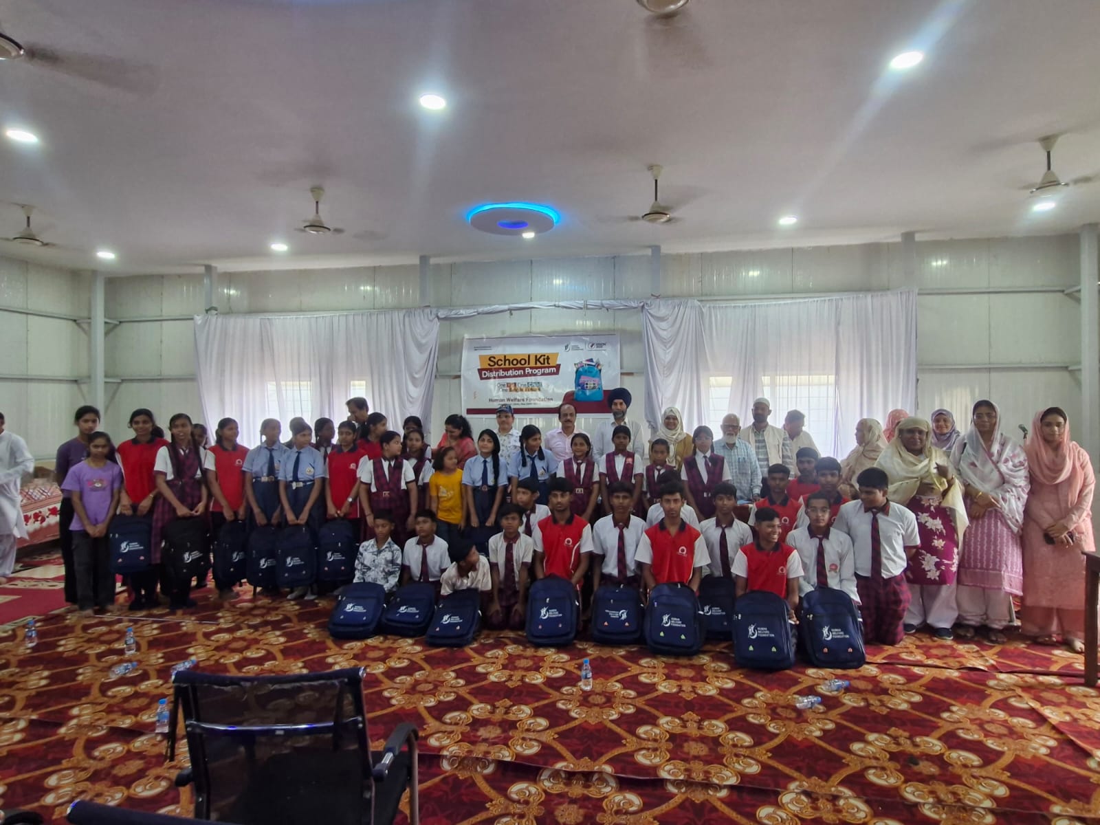 Human Welfare Foundation ने 50 जरूरतमंद बच्चों को बांटी स्कूल किट, शिक्षा के साथ चरित्र निर्माण का दिया संदेश