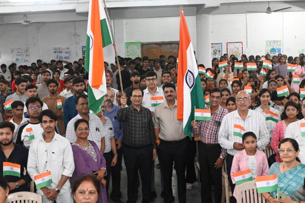 हर नागरिक महसूस करे कि देश उसका है, देश को बेहतर बनाने में अपनी भूमिका निभाए : कलेक्टर