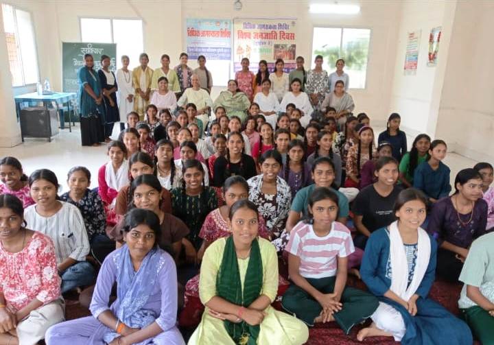 विश्व आदिवासी दिवस पर छात्रावासों में छात्राओं को दी गई कानूनी जानकारी