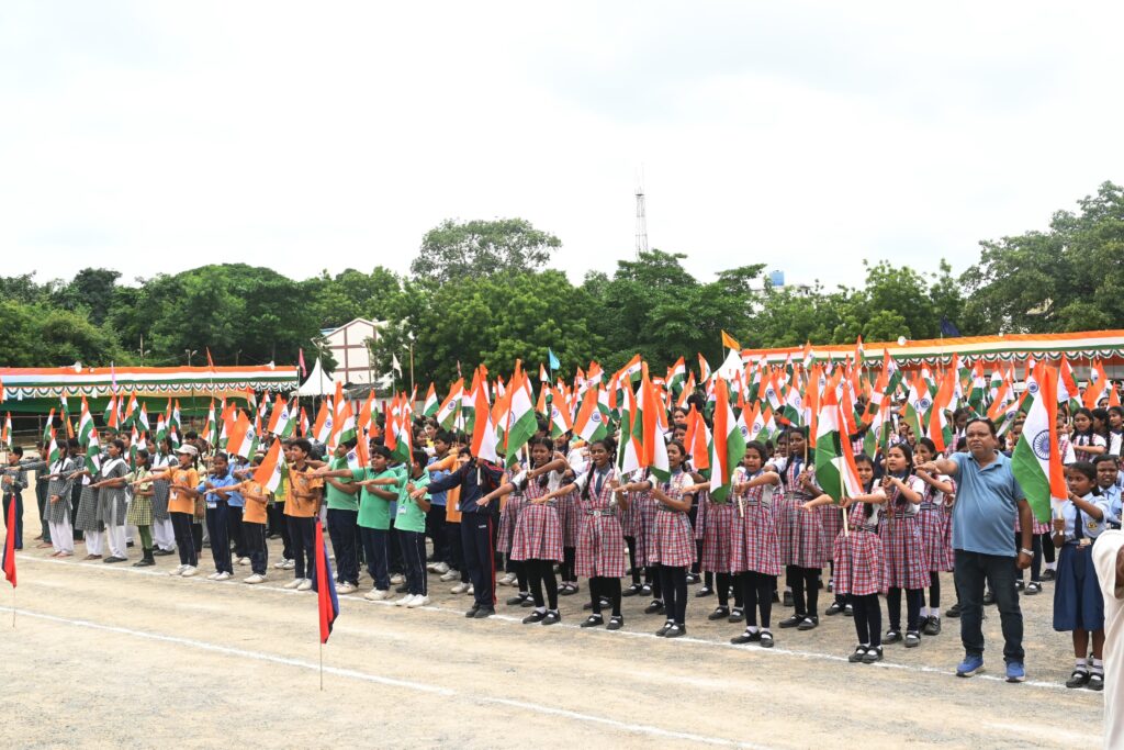 पुलिस परेड ग्राउंड में कलेक्टर-एसएसपी ने स्कूली बच्चों को दिलाई तिरंगा शपथ