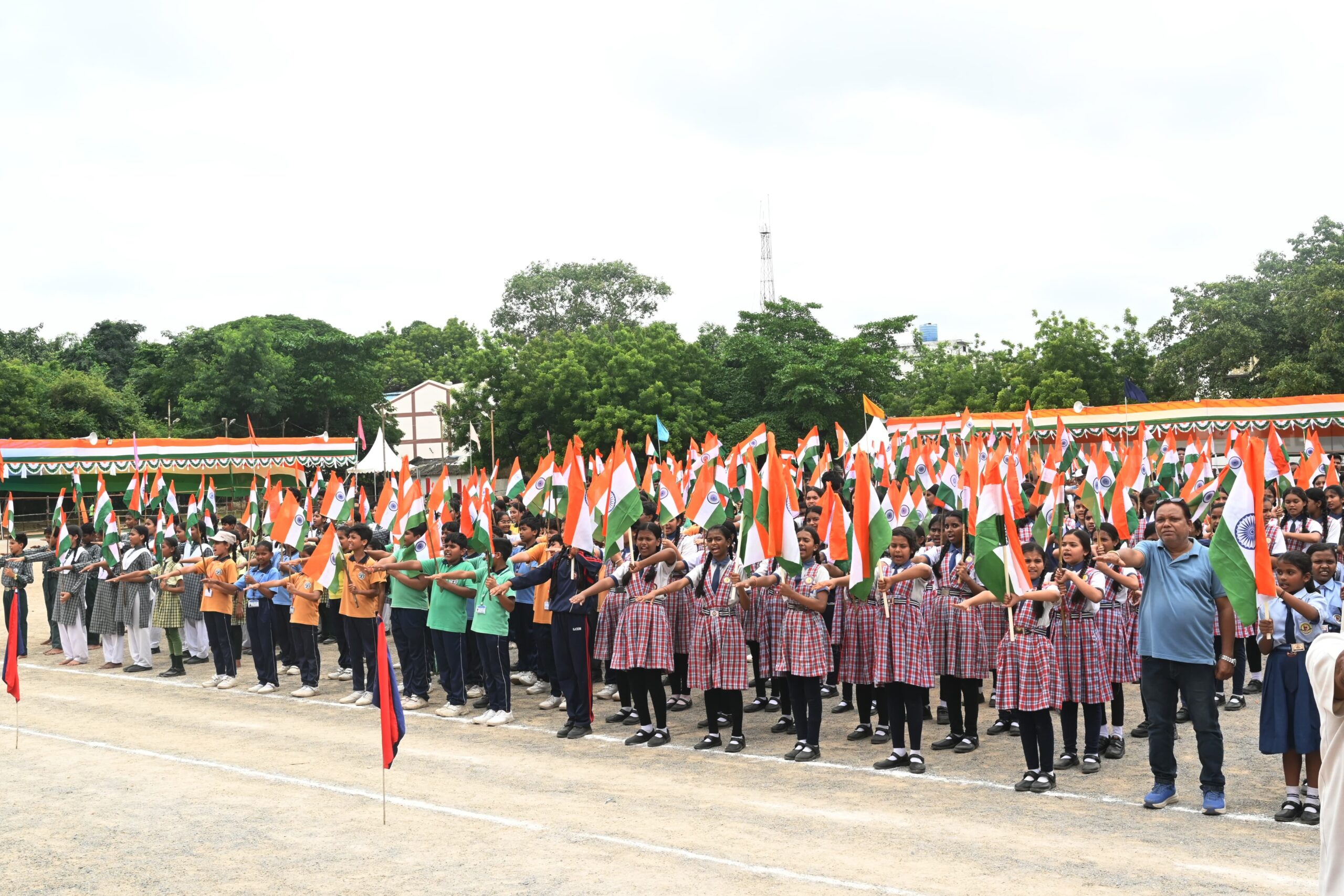 पुलिस परेड ग्राउंड में कलेक्टर-एसएसपी ने स्कूली बच्चों को दिलाई तिरंगा शपथ