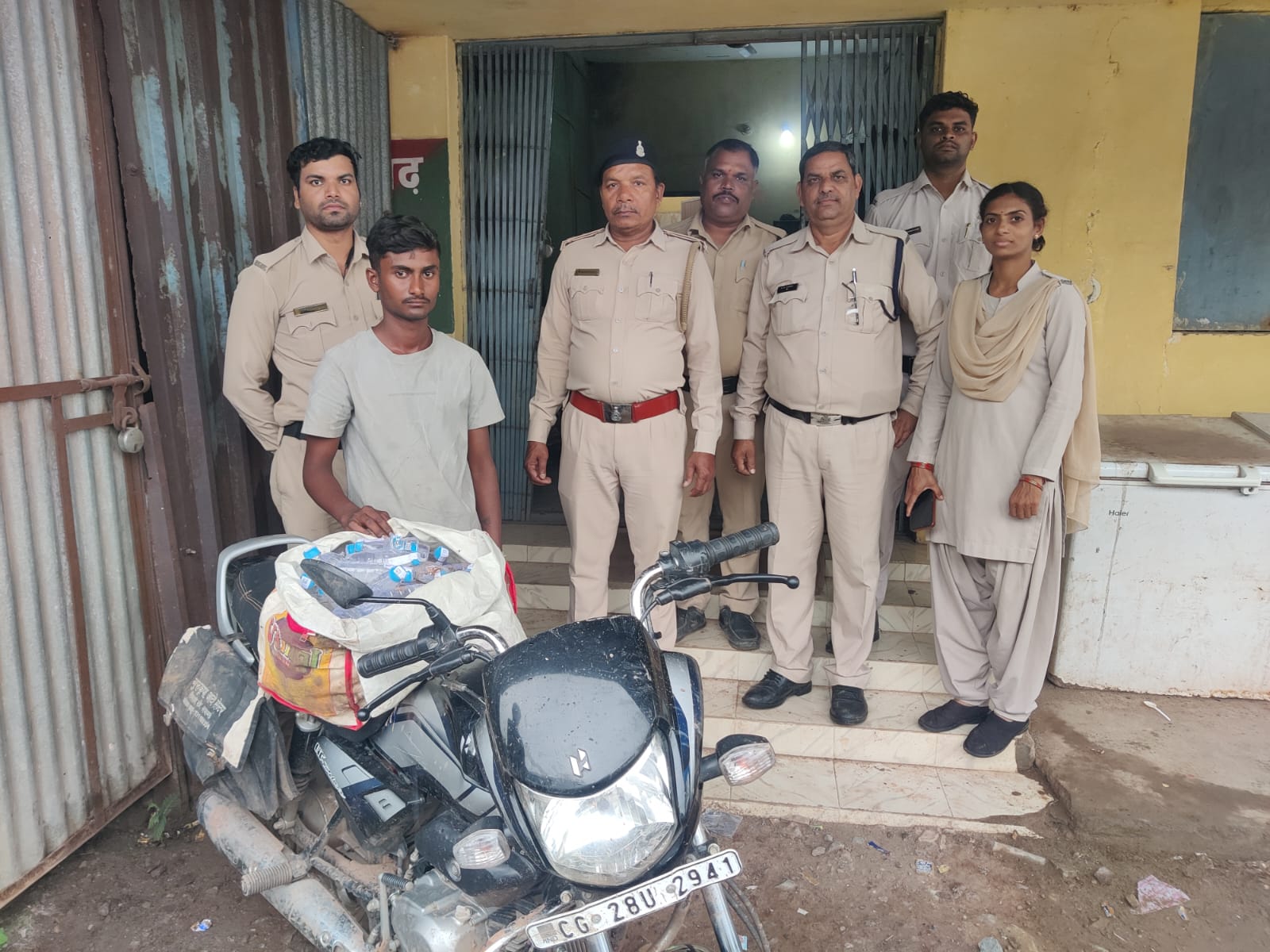 स्वतंत्रता दिवस पर ड्राई डे में आबकारी विभाग की बड़ी कार्रवाई, 102 पाव अवैध मदिरा जब्त