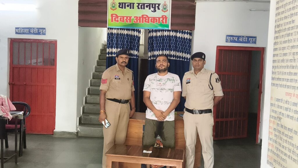 रतनपुर पुलिस की कार्रवाई: महिला झपटमारी गैंग के चोरी के सोने का खरीददार सोनार गिरफ्तार