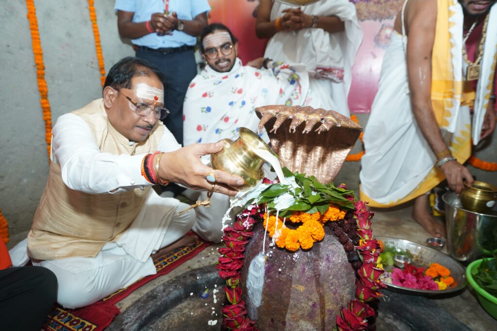 मुख्यमंत्री विष्णुदेव साय ने बाबा कर्मेश्वर का किया रुद्राभिषेक, प्रदेशवासियों की सुख-समृद्धि की कामना