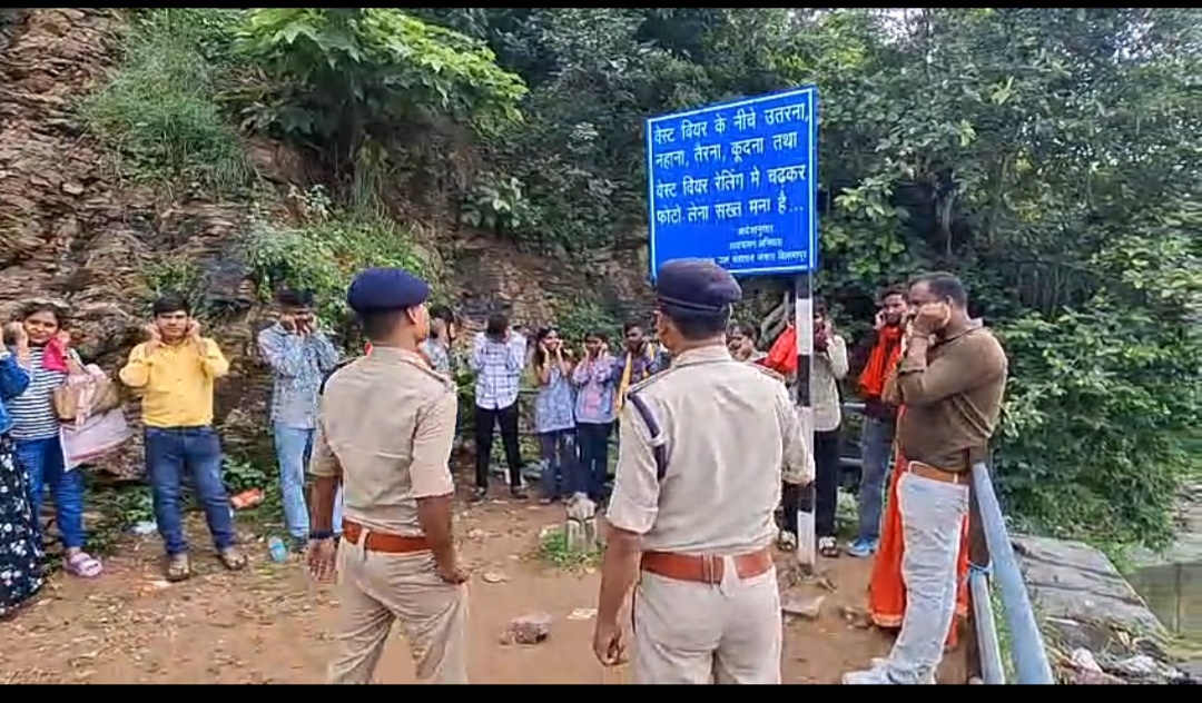 खूंटाघाट वेस्टवियर में जान जोखिम में डालकर सेल्फी और रील बनाने वालों पर रतनपुर पुलिस की कार्रवाई