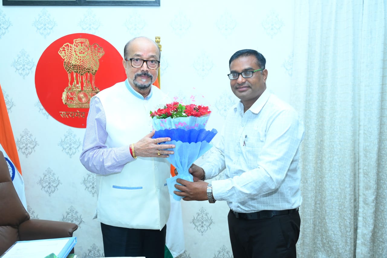राज्यपाल रमेन डेका से नेशनल मीडिया कॉन्फेडरेशन के प्रदेश अध्यक्ष संजय मिश्रा की शिष्टाचार भेंट