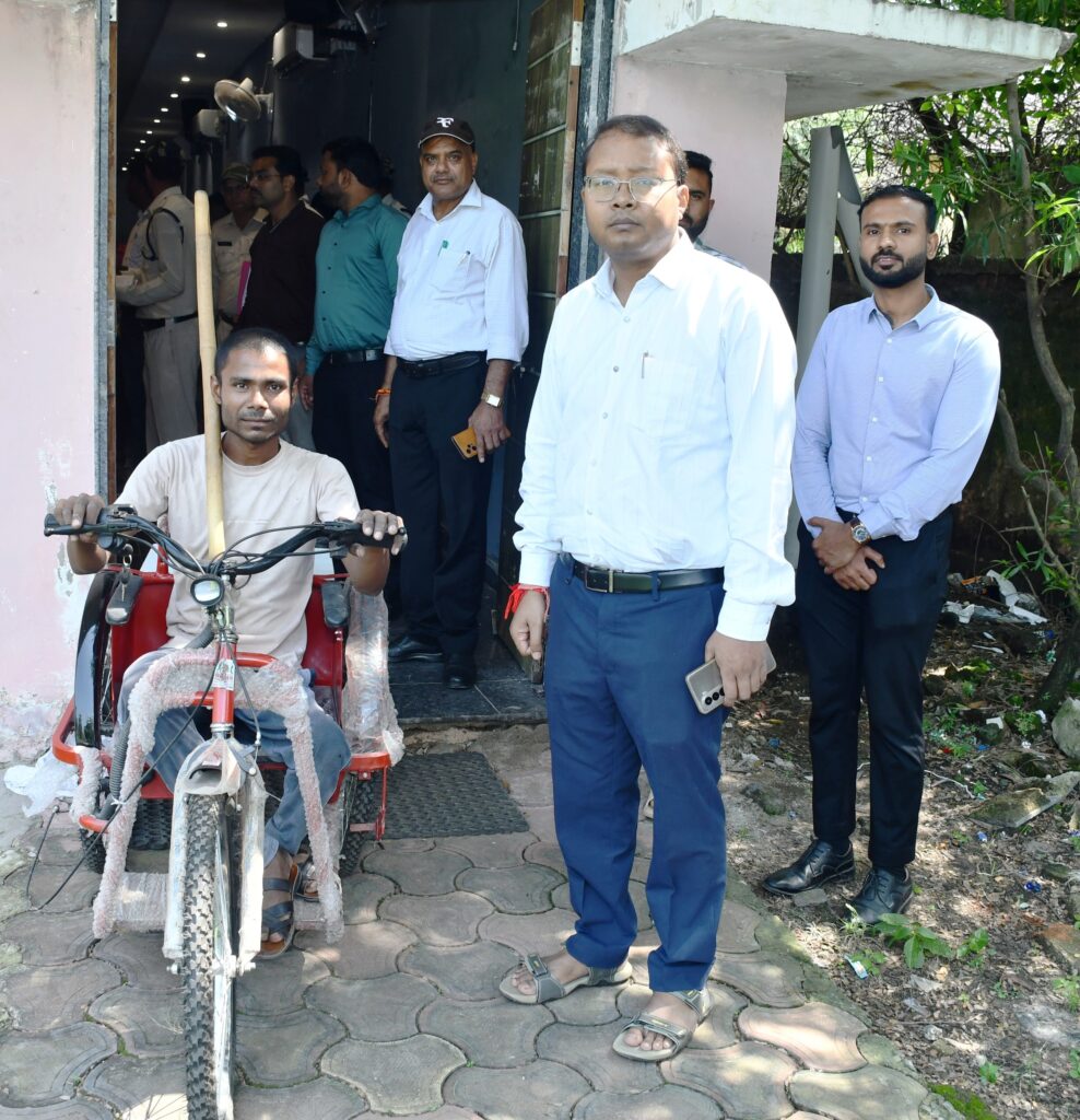 मुंगेली जनदर्शन बना जरूरतमंदों के लिए उम्मीद का मंच, दिव्यांग महेंद्र साहू को मिली बैटरी चलित ट्राईसाइकिल