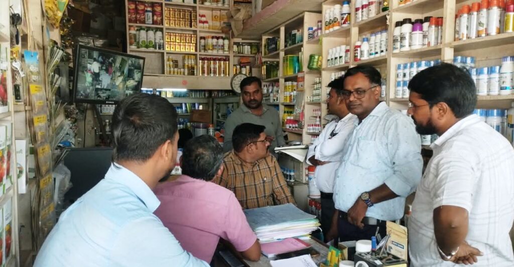 कीटनाशक विक्रय केन्द्रों पर प्रशासन की सख्ती, 09 कृषि केन्द्रों पर कार्रवाई img 20260909 wa0108