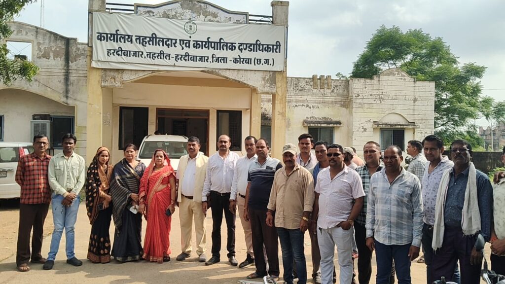 हरदीबाजार अस्पताल के स्थानांतरण के विरोध में ग्रामीणों का आक्रोश, मांगें पूरी होने तक आंदोलन की चेतावनी img 20260909 wa0225